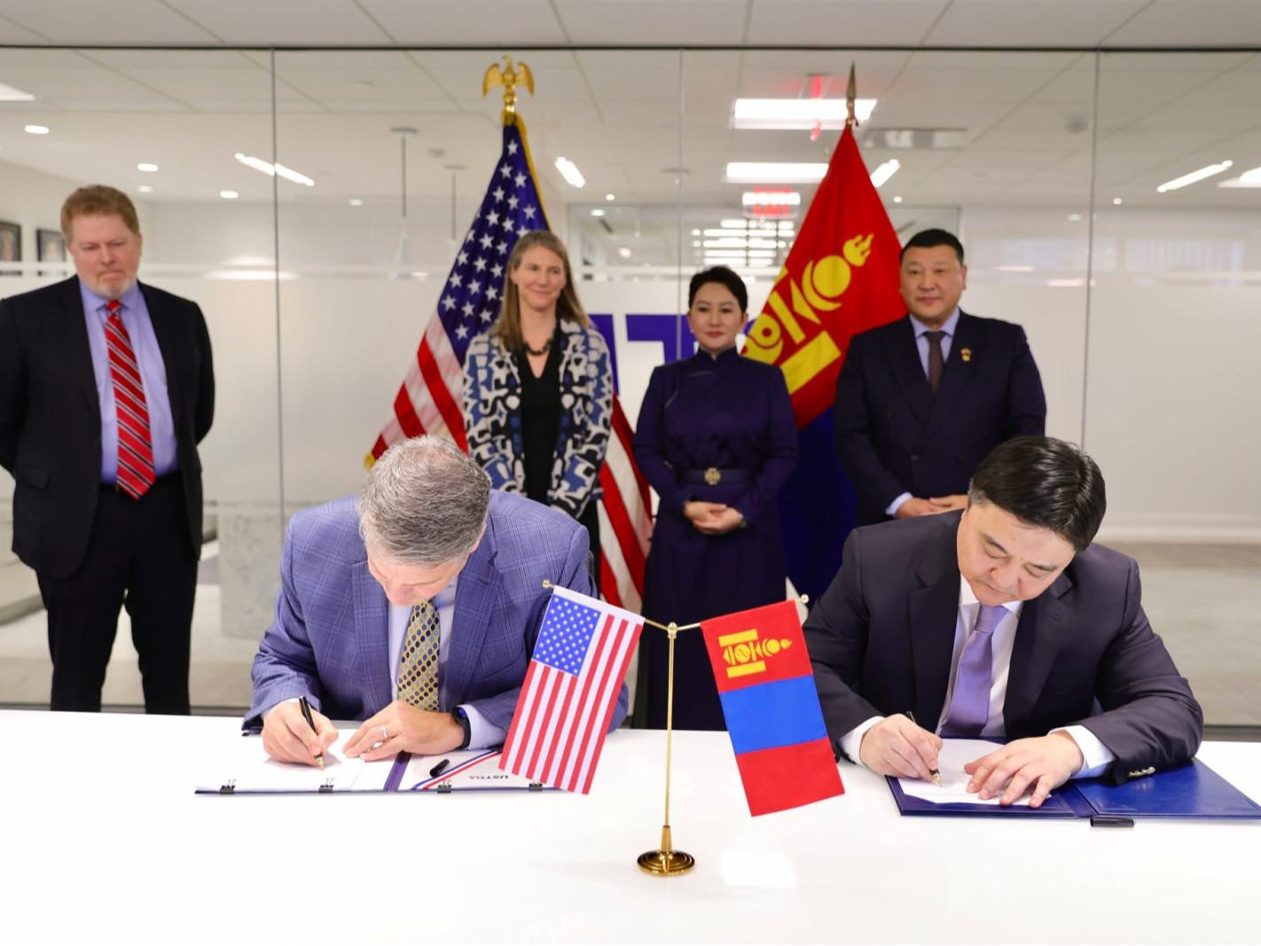 Монгол Улс, АНУ хооронд шууд нислэг эхлүүлэхтэй холбогдуулан Монголын талд буцалтгүй тусламж олгох хэлэлцээрт гарын үсэг зурлаа