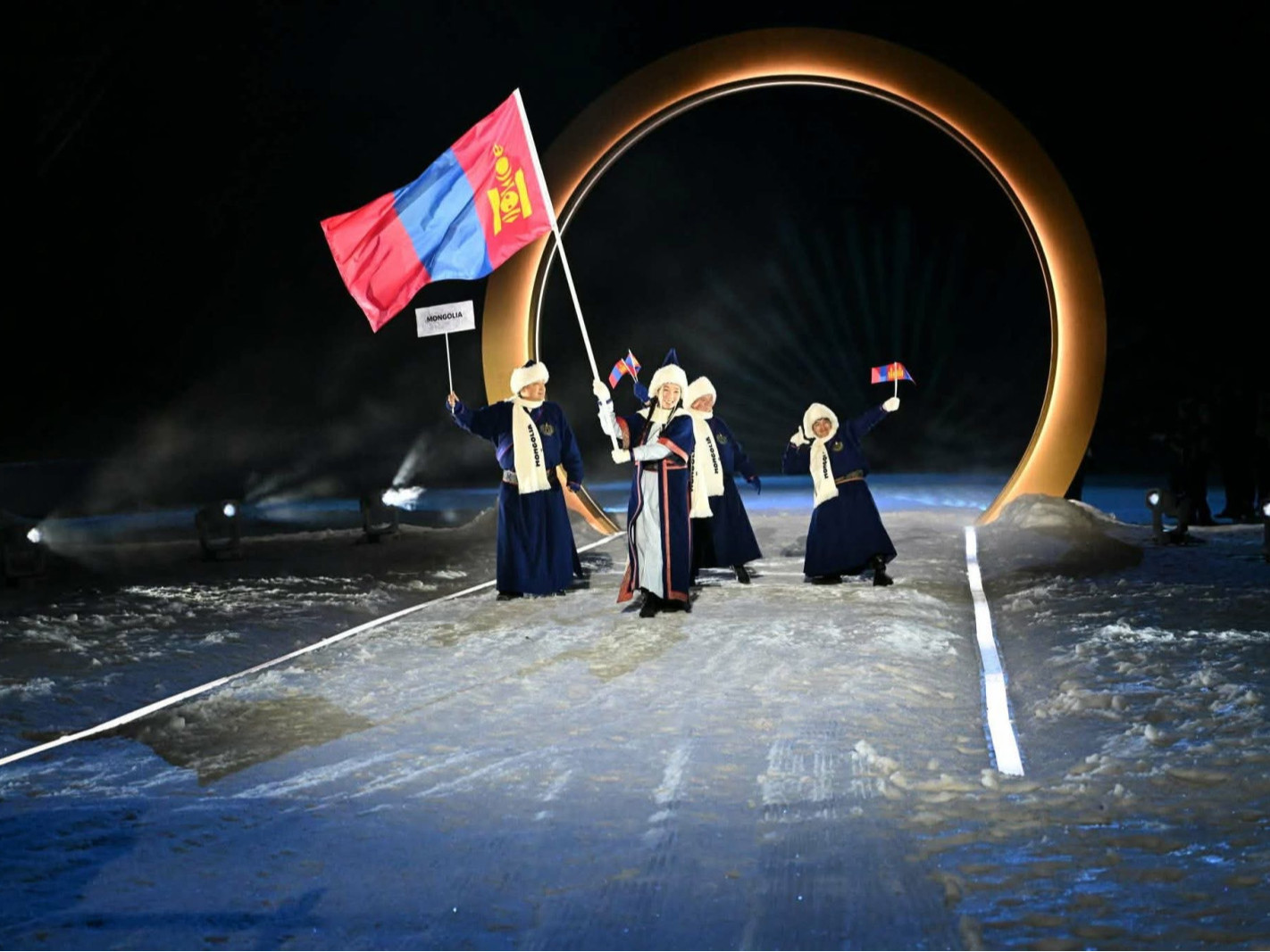 ФОТО: Өвлийн олимпын наадмын нээлтийн ёслолд А.Ариунбат, Э.Ариунтунгалаг нар Монгол Улсын туг баригчаар жагслаа