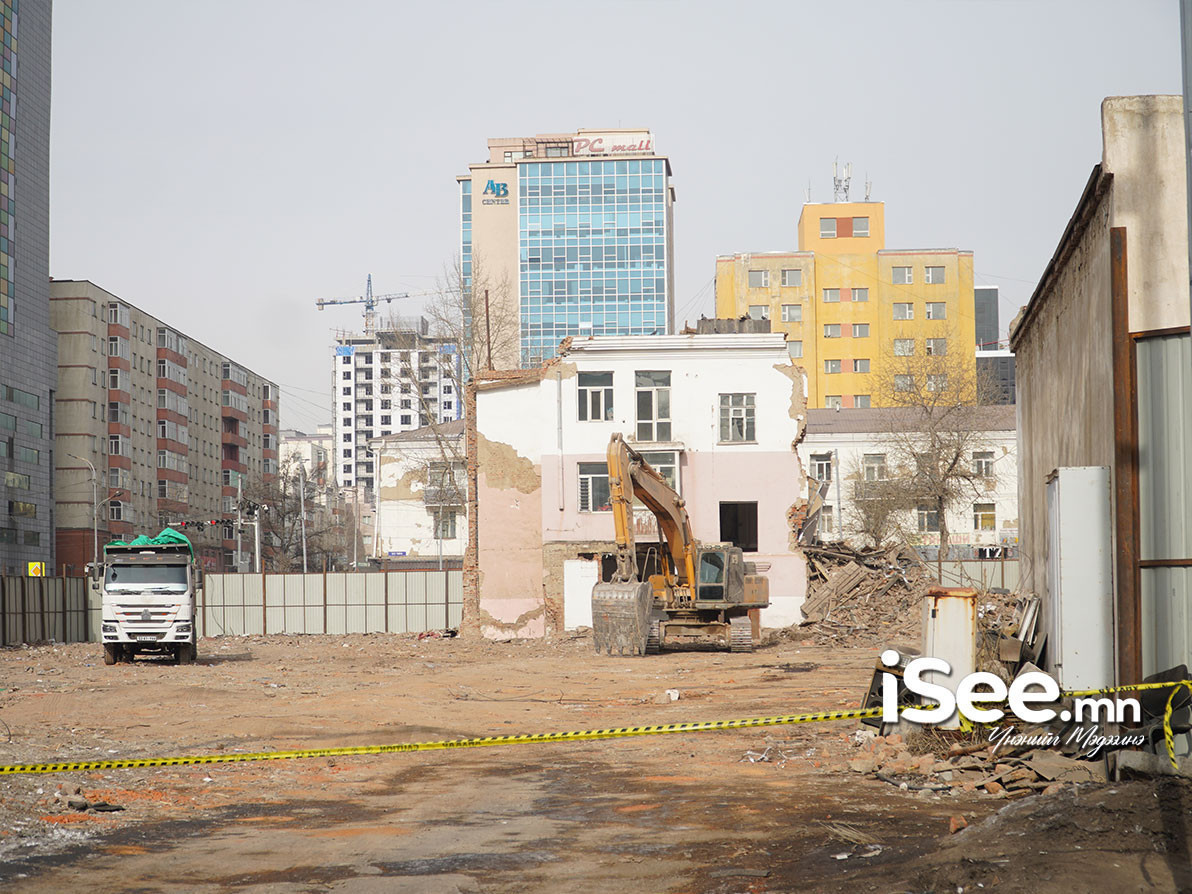 ФОТО: Дахин төлөвлөлтөд орсон 26-р байрны "тохиролцоонд хүрээгүй айлыг үлдээж" барилгын бусад хэсгийг бүрэн нураажээ