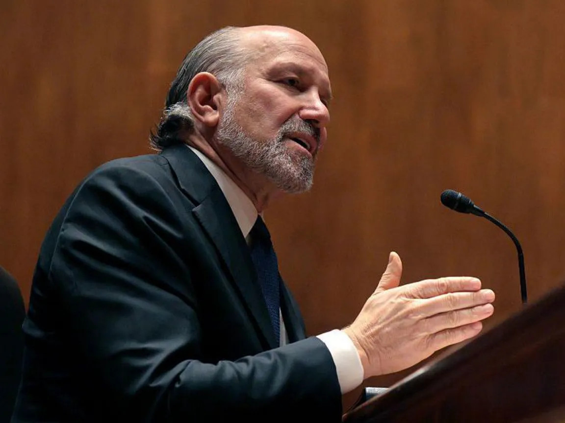 АНУ-ын Худалдааны сайд Х.Лутник хүчирхийлэгч Ж.Эпштейний аралд 2012 онд очсоноо хүлээн зөвшөөрснөөр, огцрох шахалтад оржээ