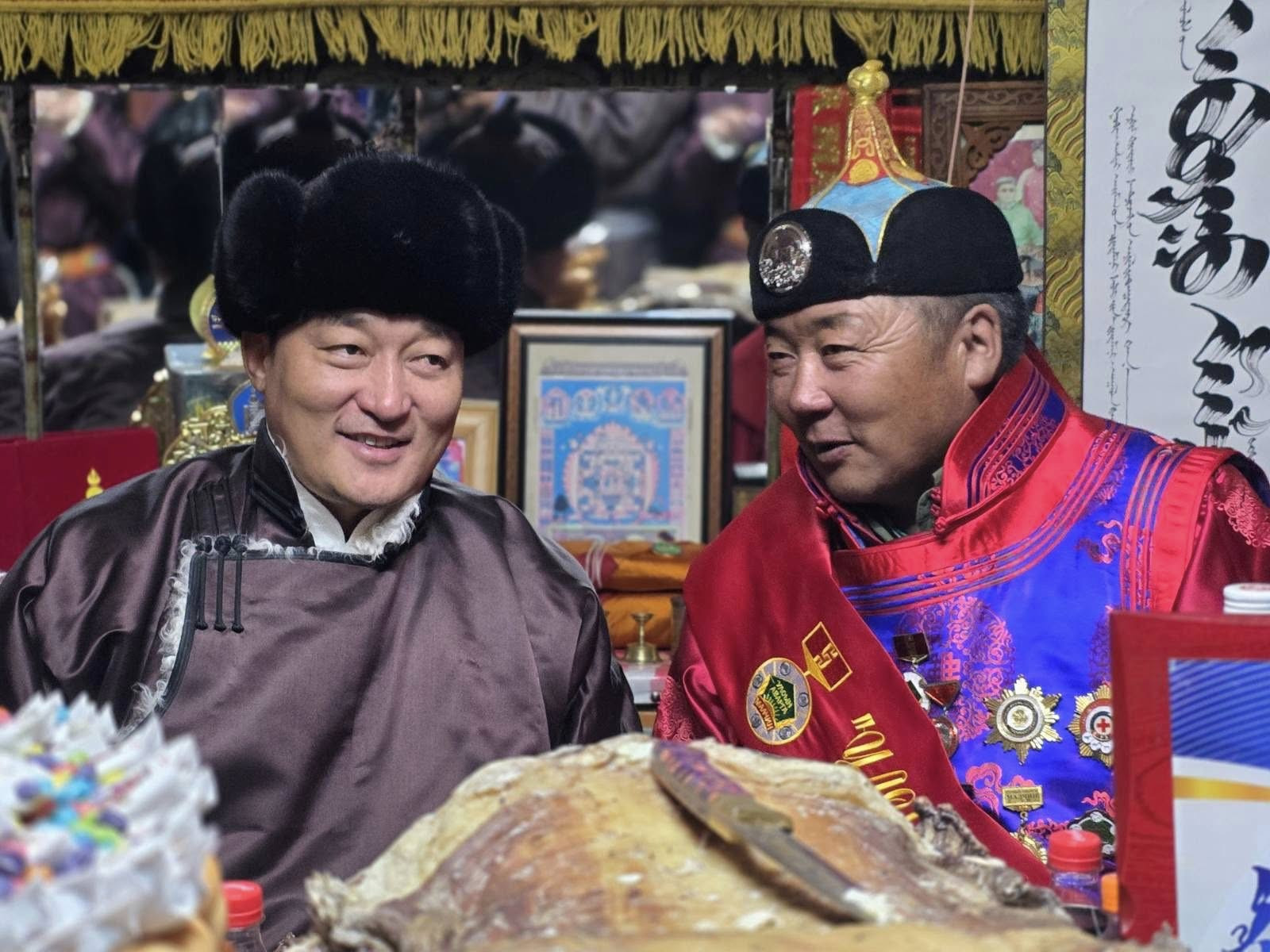 Улс төрийн хүрээнд нам гүм байсан Д.Амарбаясгалан "амь орж" Говь-Алтайд аварга малчин шагнал гардуулж явна 