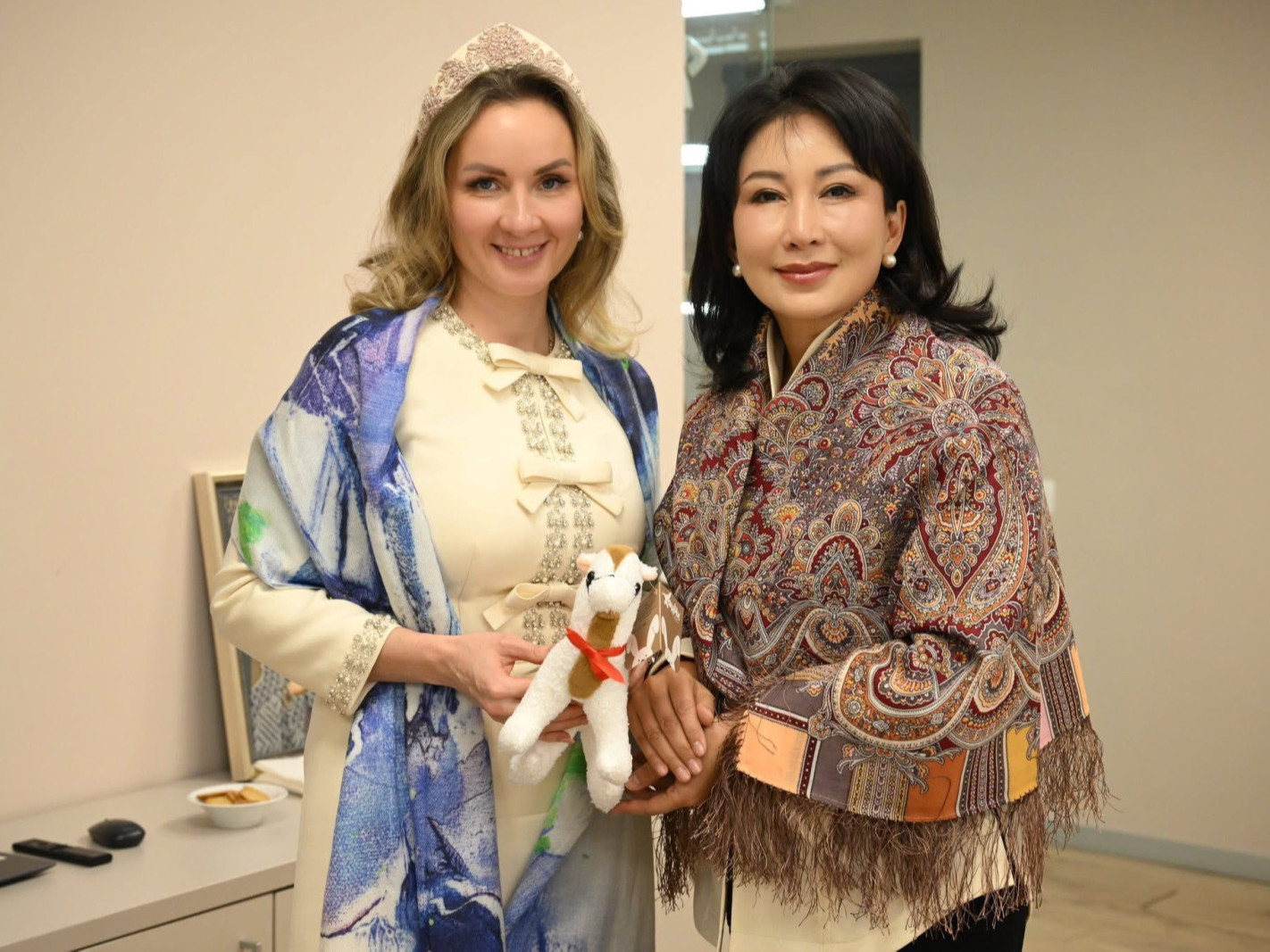 Гаагийн шүүхээс эрэн сурвалжилж буй М.Л.Беловатай Б.Баярсайхан уулзаж, "хамтран ажиллана" гэдгээ зарласан нь шүүмжлэл дагуулав