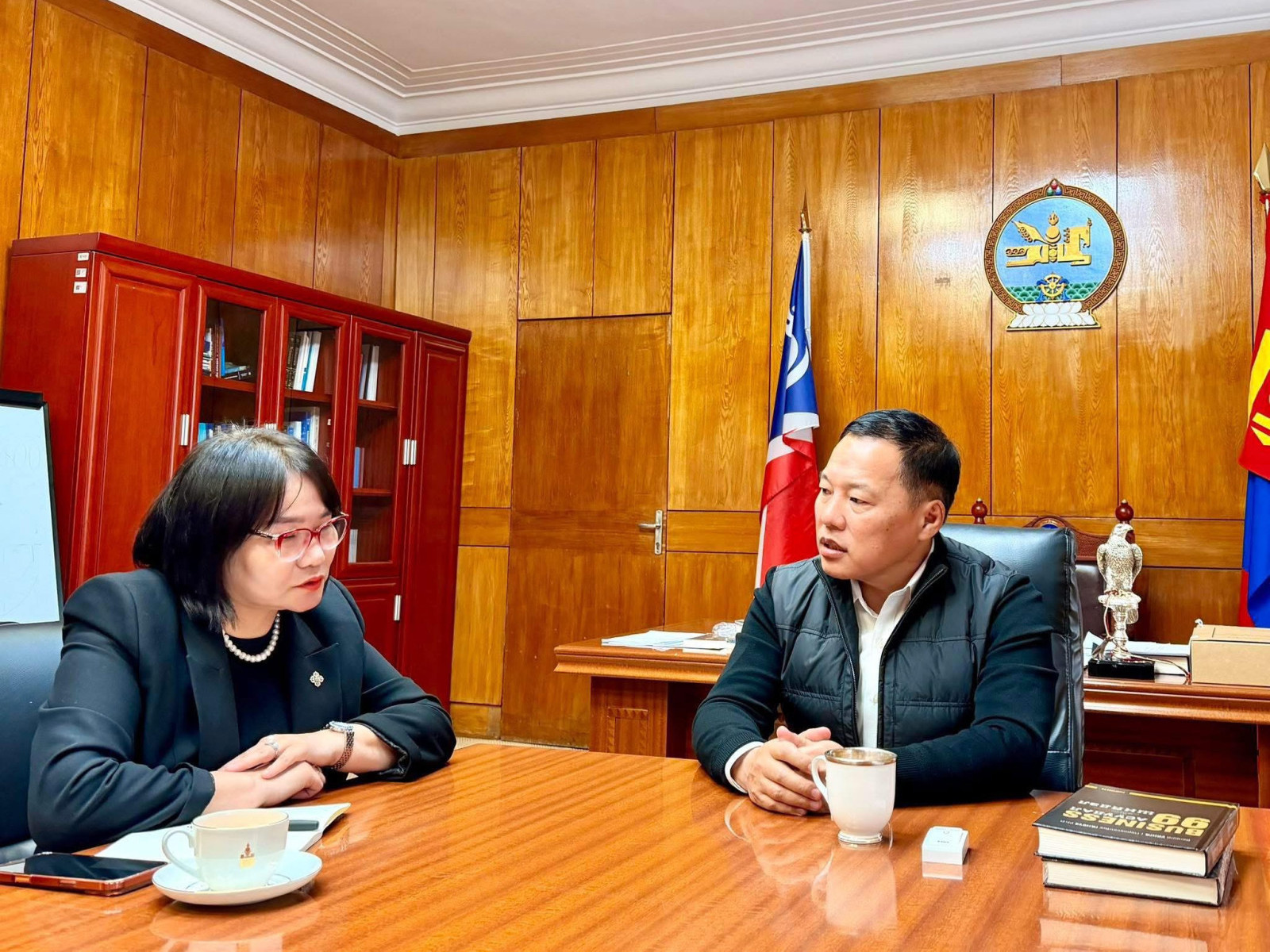 ВИДЕО: АН-ын дарга О.Цогтгэрэл УИХ-ын гишүүн Ц.Мөнхтуяад сануулга өгчээ
