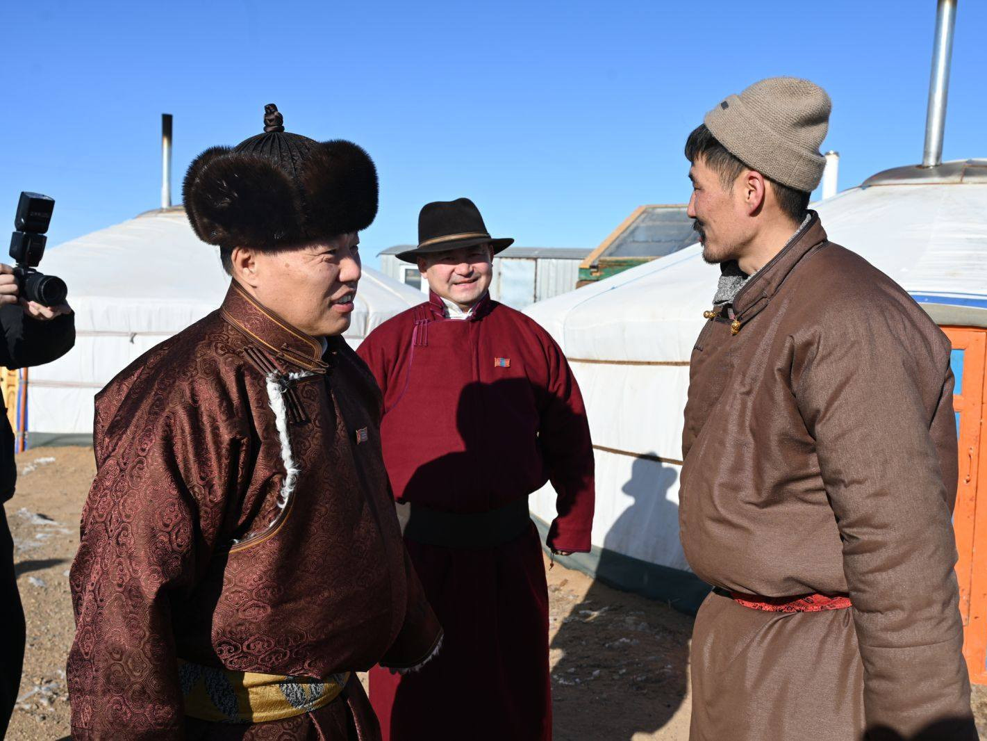 ФОТО: Аймгийн алдарт уяач Э.Улаанхүүгийнд АН-ын дарга О.Цогтгэрэл зочилж, Ардчиллын гэрэгэ гардуулж өгчээ