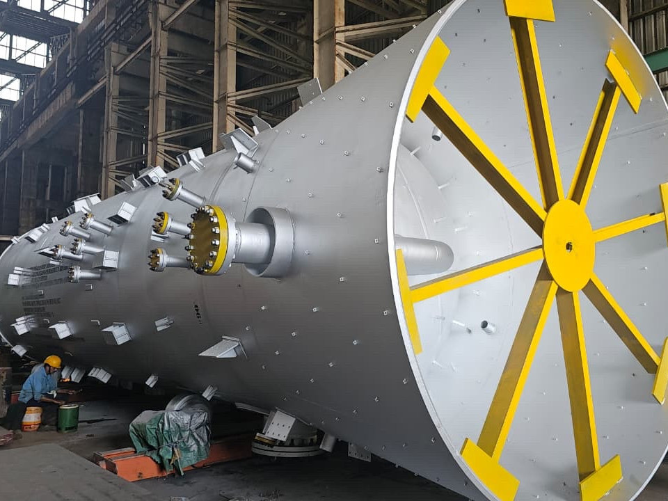 ФОТО: Монгол газрын тос боловсруулах үйлдвэр ТӨХХК-ийн Атмосферийн нэрлэгийн цамхагийг БНЭУ-д үйлдвэрлэж, алсын тээвэрт бэлэн болгожээ