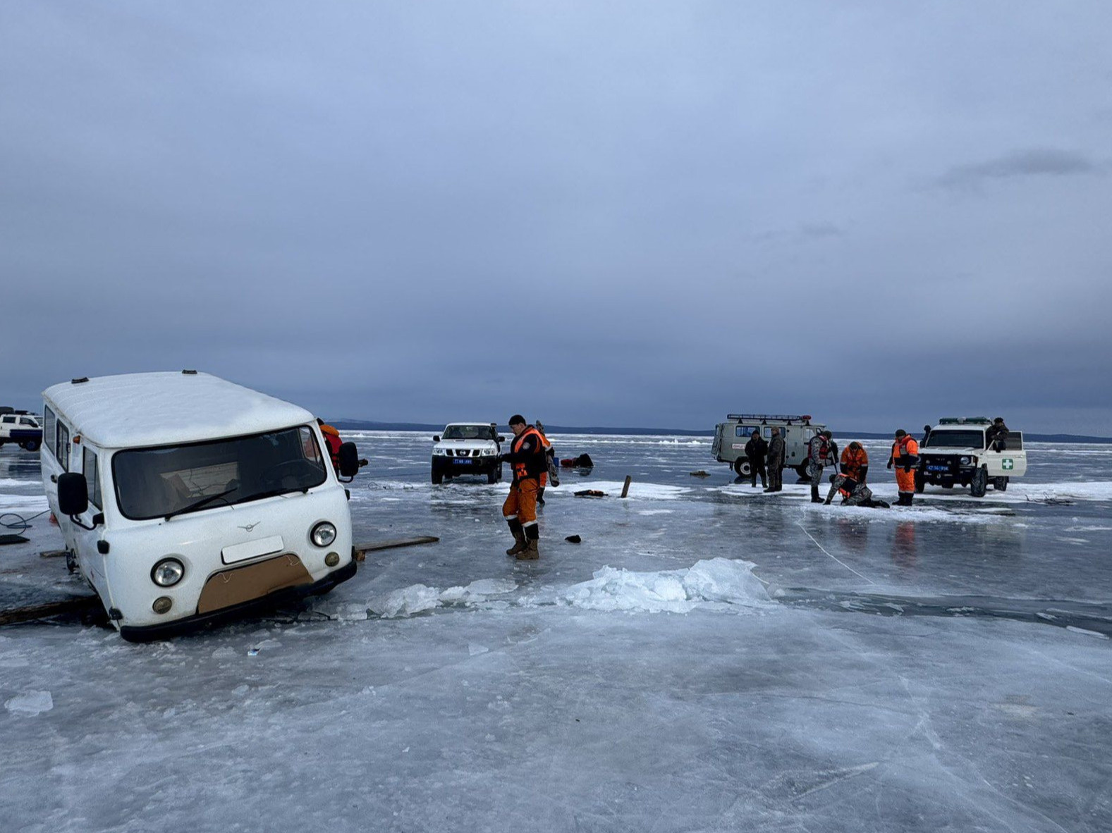 ВИДЕО: “Хөвсгөл” далайд хар хил рүү цөмөрсөн автомашиныг татан гаргаж, зорчигчдыг эрүүл мэндийн байгууллагат хүлээлгэн өгчээ