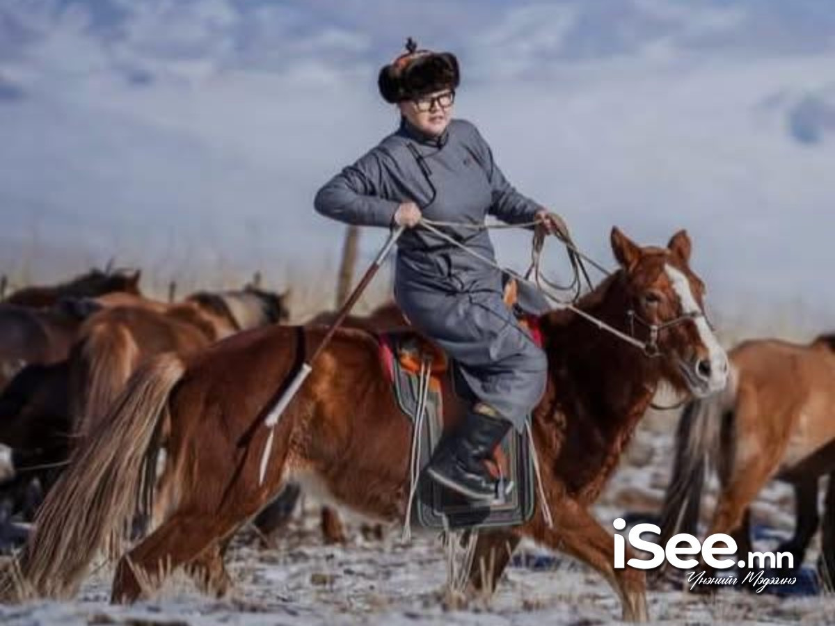 Өвлийн хүйтэнд дан дээл, зандан ташууртайгаар адуу хариулж буй УИХ-ын гишүүн Э.Болормаагийн зураг шүүмжлэл дагуулав