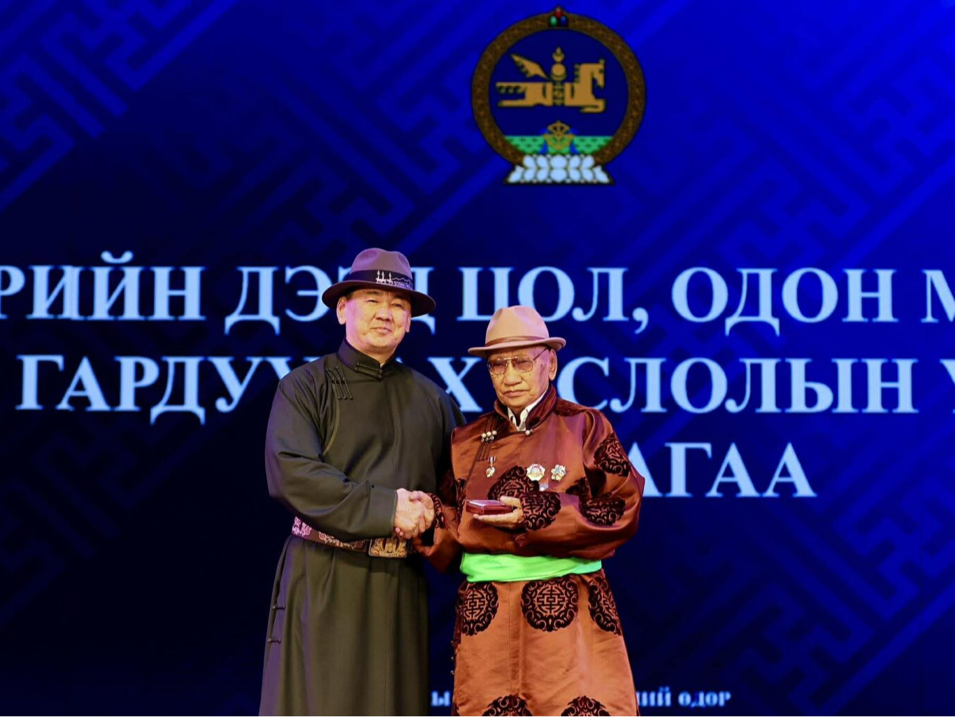 ФОТО: Ерөнхийлөгч У.Хүрэлсүх Хэнтий аймгийн иргэдэд шагнал гардууллаа