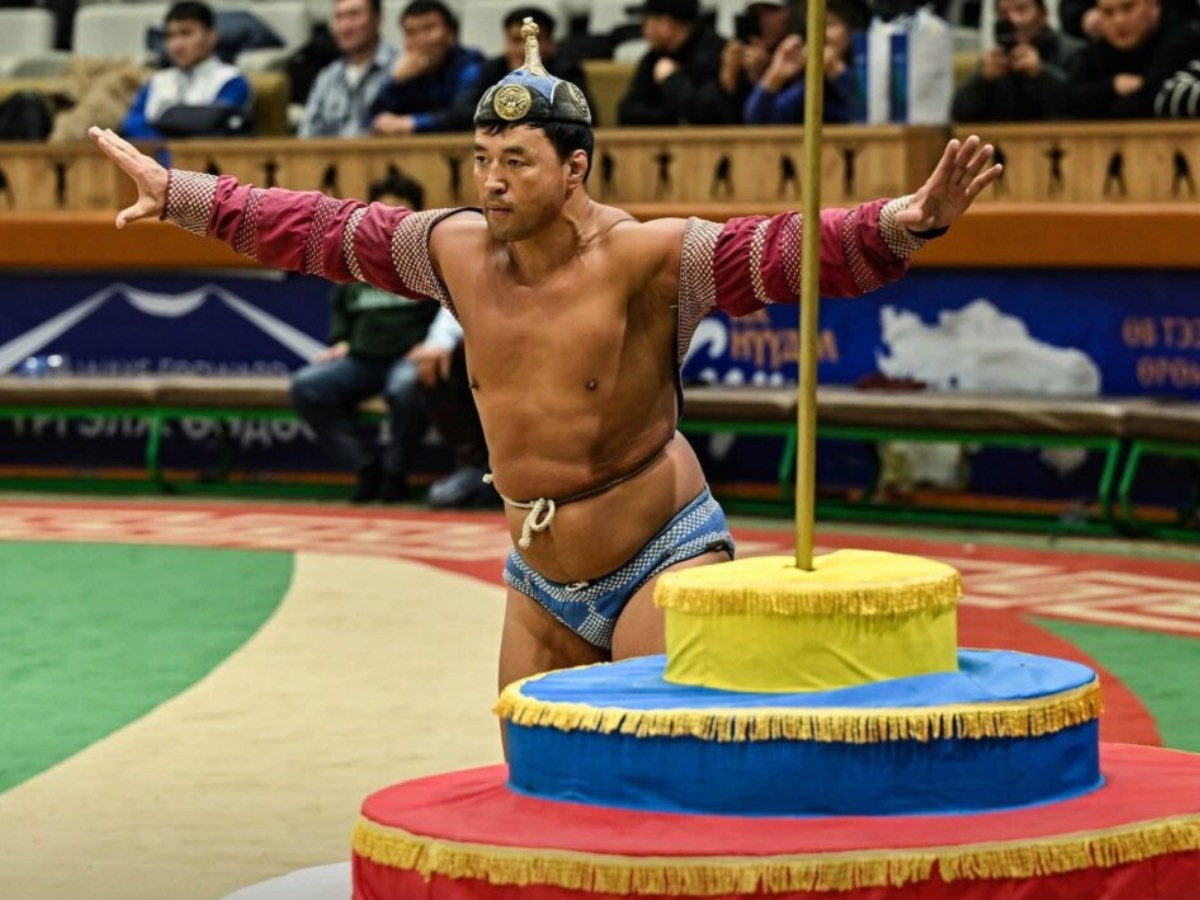 Зодог тайлсан аварга А.Сүхбат цагаан сарын барилдаанд зодоглов