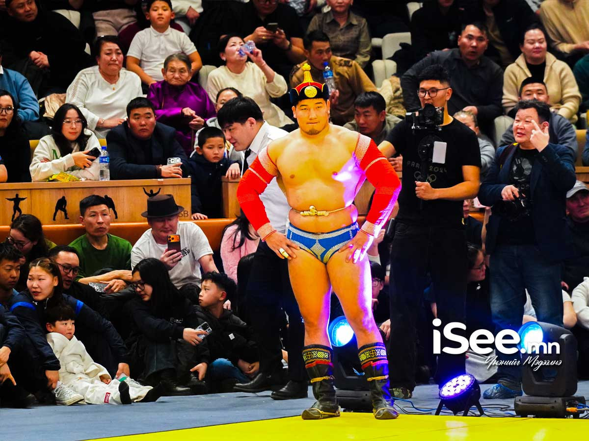 Улсын арслан Б.Орхонбаяр, сумын заан Д.Мөнхтулгад өвдөг шороодлоо