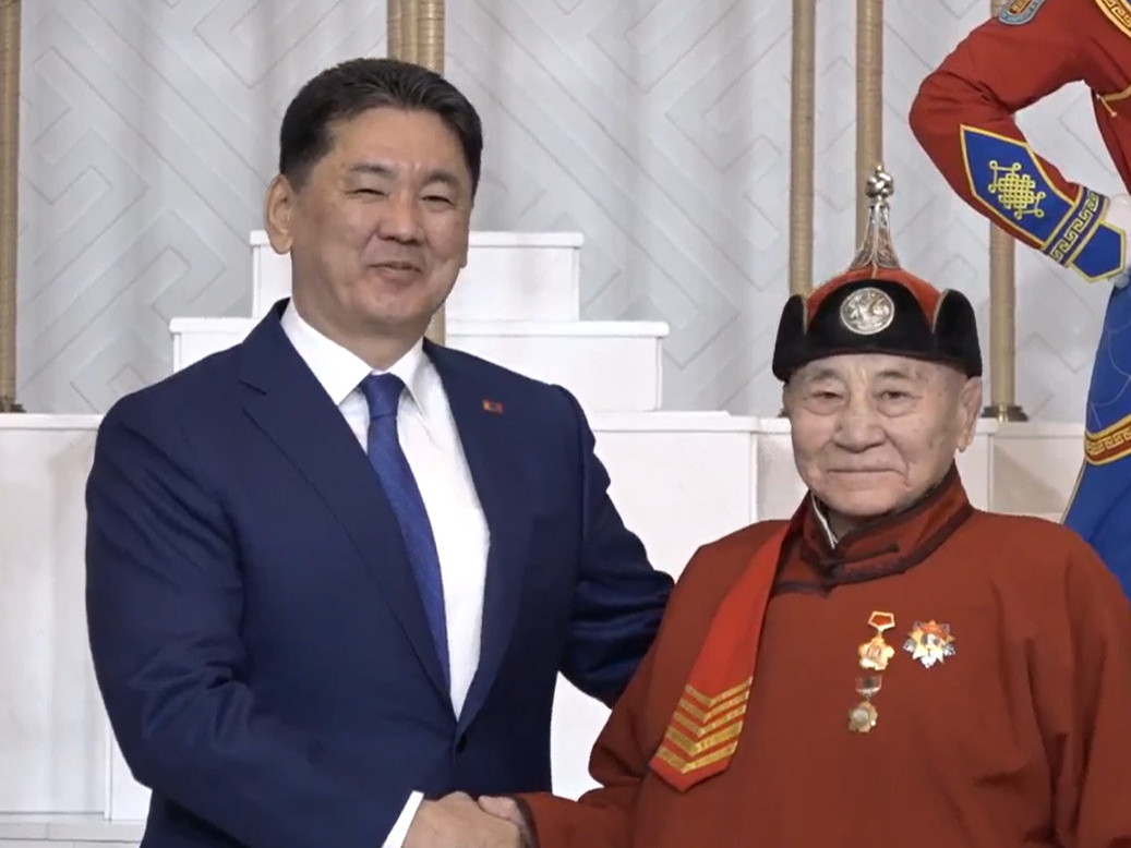 ВИДЕО: Ерөнхийлөгч У.Хүрэлсүх төрийн дээд цол, одон, медаль гардууллаа