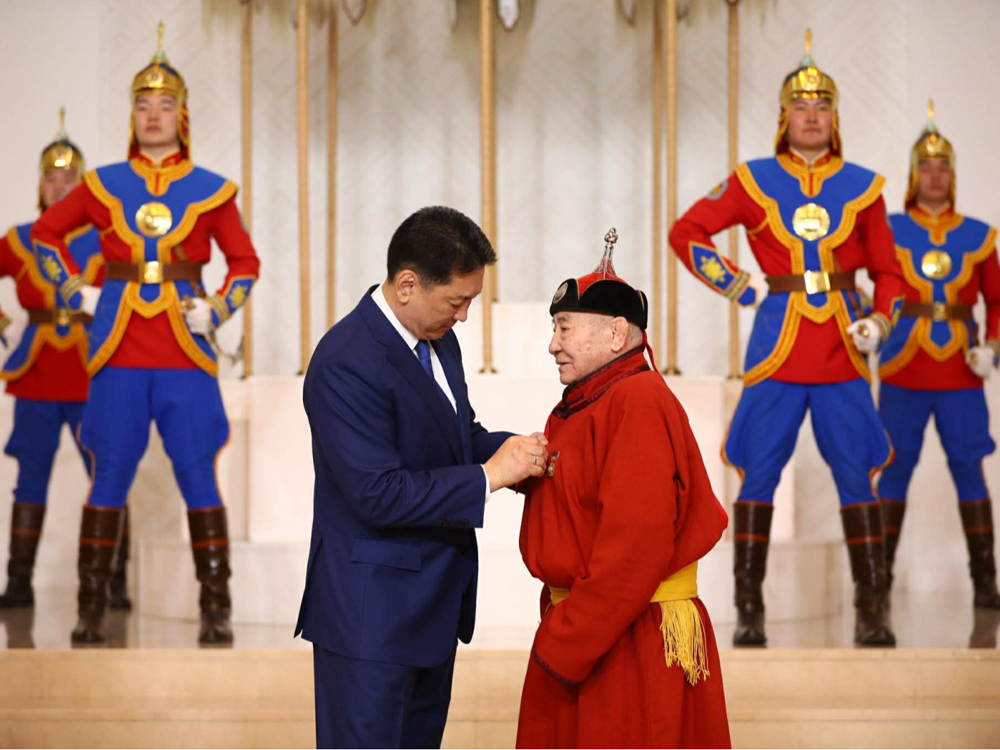 Ардын багш Д.Сэрээтэрт Хөдөлмөрийн баатар цол хүртээлээ