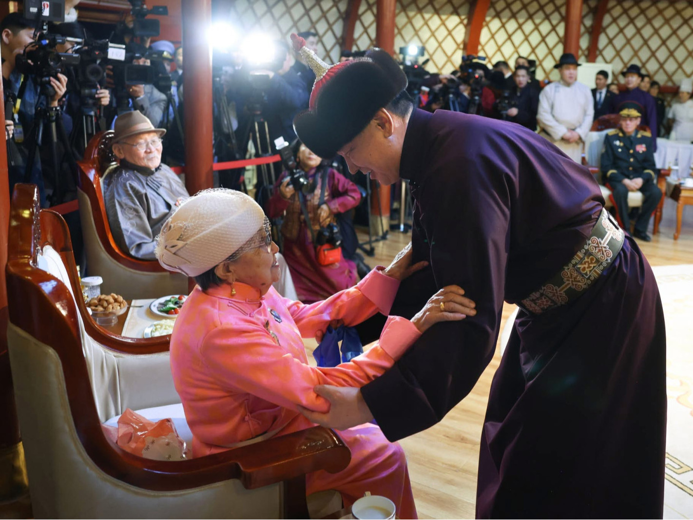 ФОТО: Төрийн гурван өндөрлөг азай буурлуудаа хүндэтгэн, амар мэндийг нь айлтган золголоо