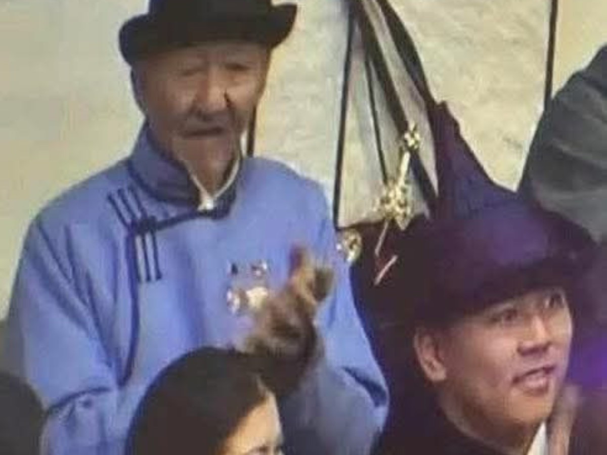 УИХ-ын гишүүн М.Нарантуяа-Нара нөхрийн хамт бөх үзэхдээ Хөдөлмөрийн баатар З.Ойдов гуайн урд суусан нь шүүмжлэл дагуулав 