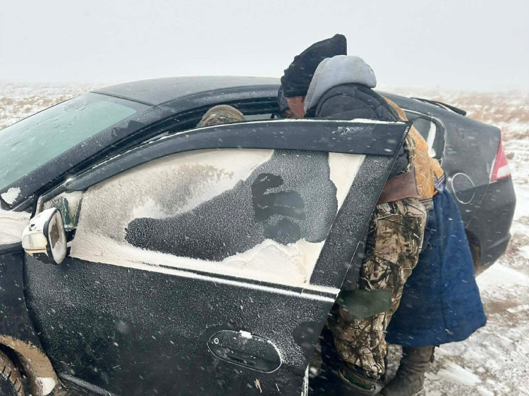 Малдаа яваад сураггүй болсон иргэнийг хилчид эсэн мэнд олж, ар гэрт нь хүлээлгэн өгчээ