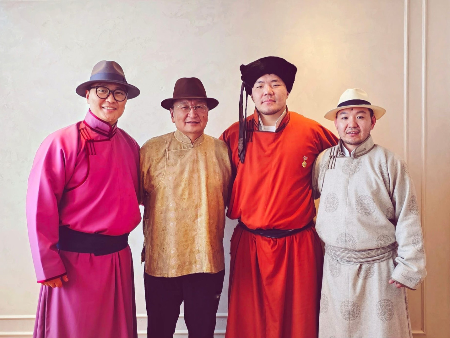 Сар шинийн барилдаанд түрүүлсэн Улсын заан М.Лхагвагэрэлийг Чөлөөт бөхийн холбооны ерөнхийлөгч Я.Содбаатар хүлээн авч, хүндэтгэл үзүүлжээ