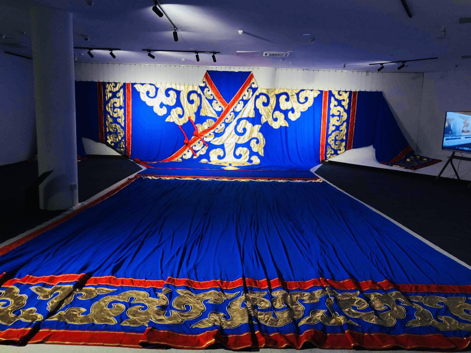 Дэлхийн хамгийн том монгол дээлийг Чингисийн музейд дэлгэжээ