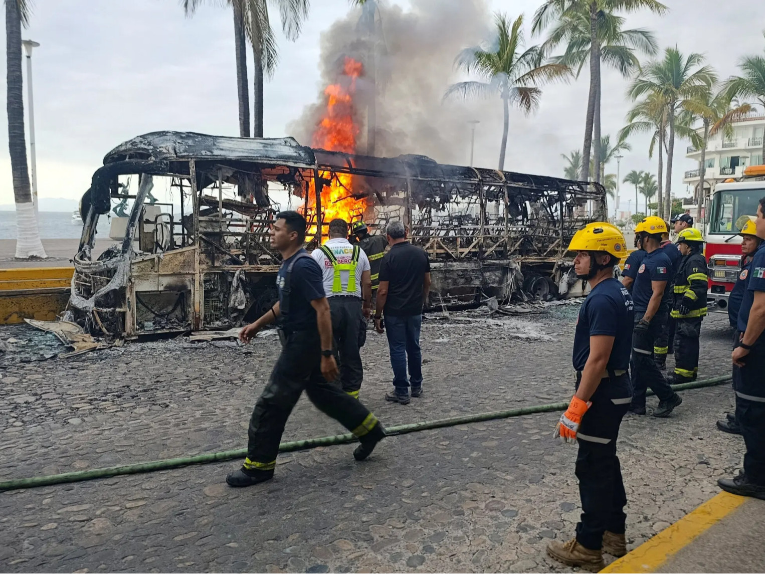 “Эль Менчо”-г амиа алдсанаас үүдсэн үймээний улмаас 200 гаруй автомашин шатаж, 23 хоригдол оргосон гэж мэдээлжээ