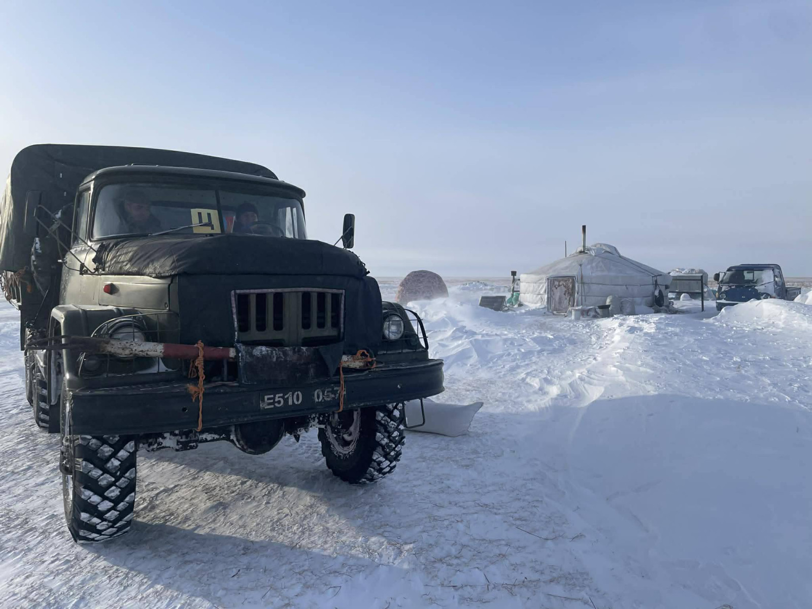 Цэргийнхэн цасан шуурганы дараах сэргээн босголтыг гүйцэтгэж байна