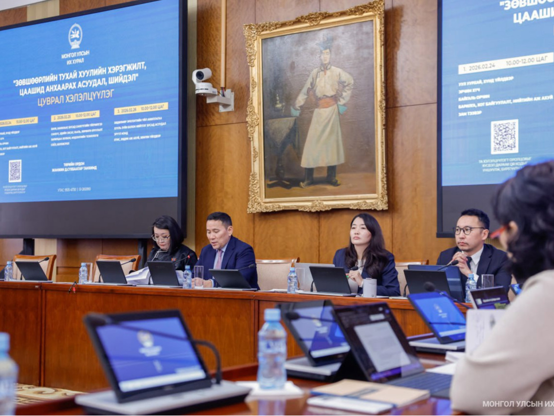 Зөвшөөрөл гэж нэрлээгүй ч бизнес эрхлэхэд иргэдээс шаарддаг 1000 гаруй баримт бичиг хүнд суртал үүсгэж байна