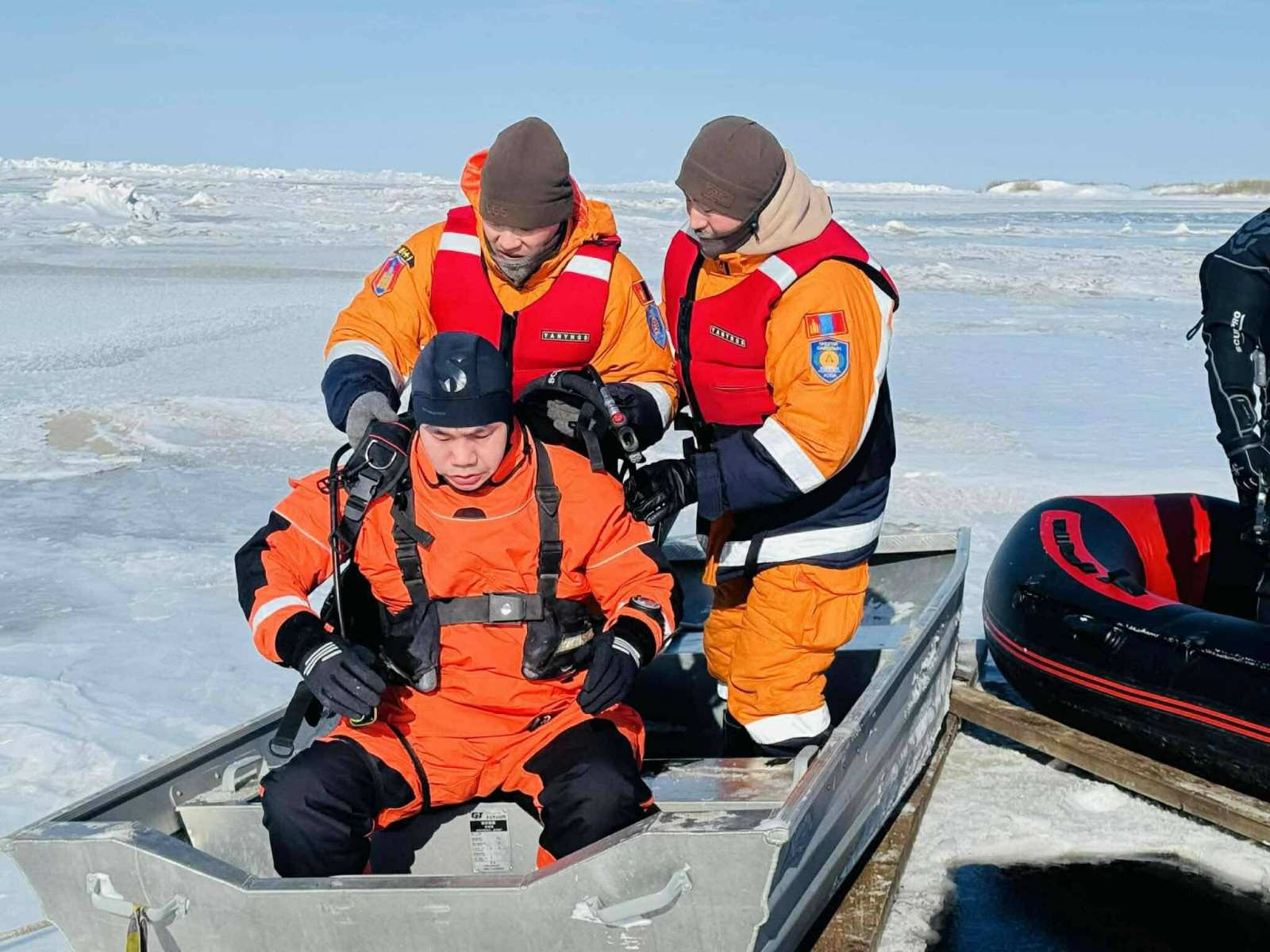 “Буйр” нуурт живсэн тээврийн хэрэгслиийг зургаан метрийн гүнээс татан гаргалаа
