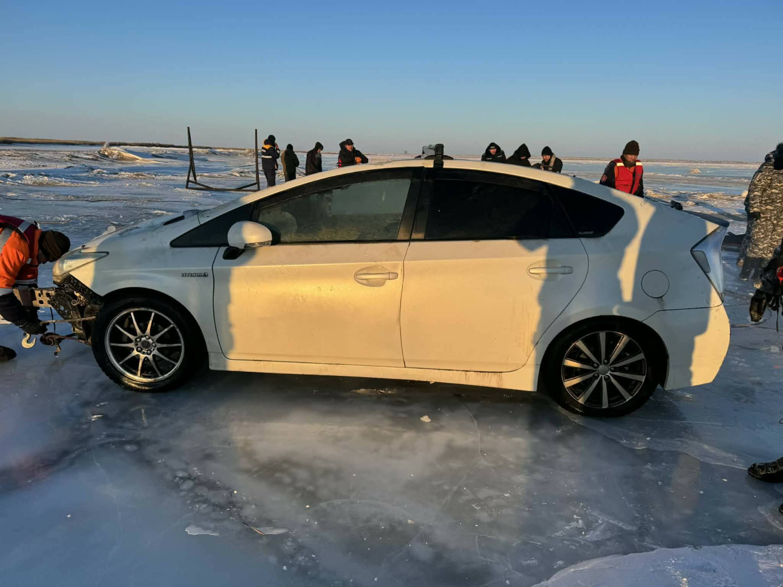 ФОТО: “Буйр” нуурт живсэн тээврийн хэрэгслиийг зургаан метрийн гүнээс татан гаргалаа