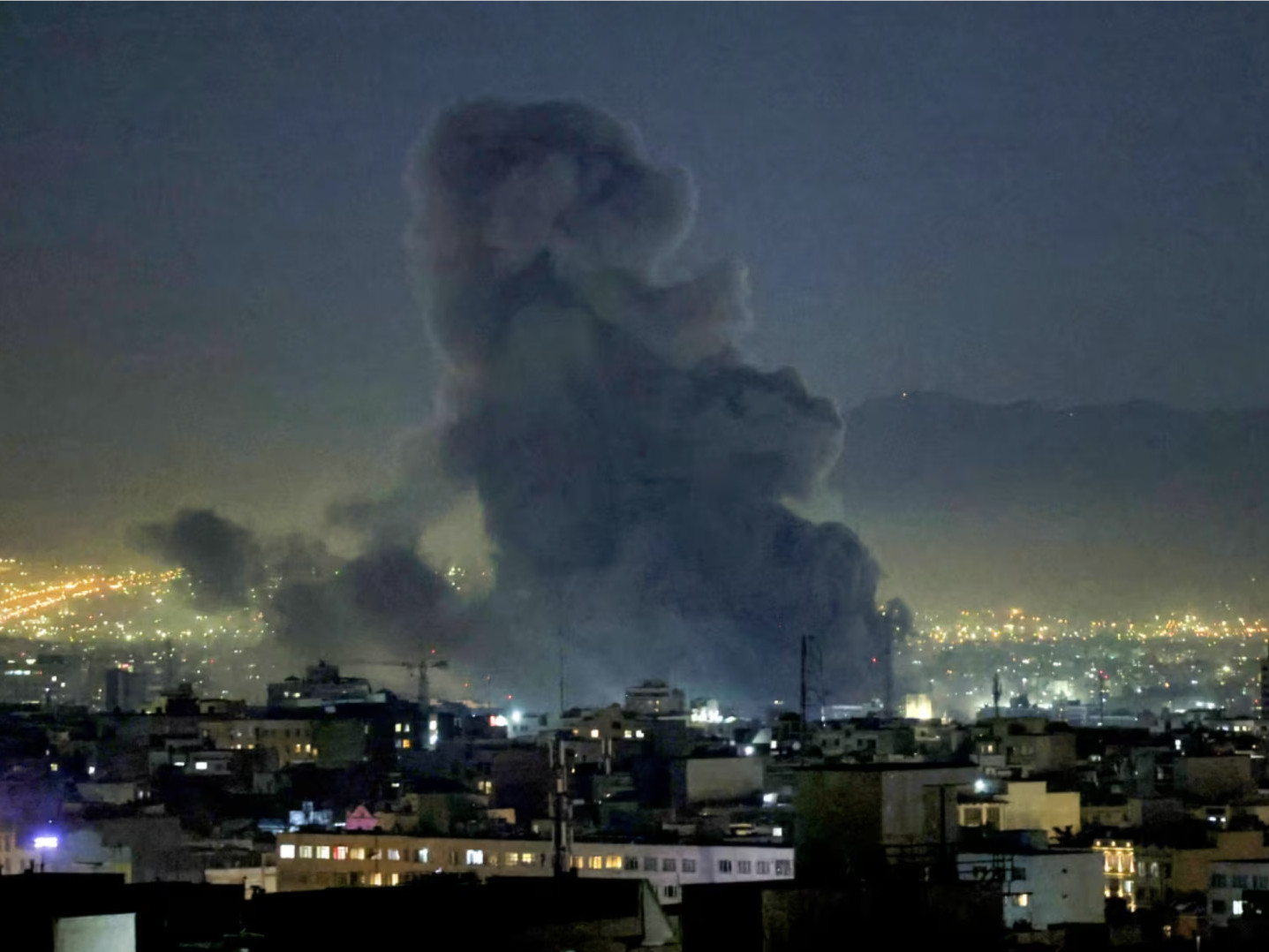 Д.Трамп Иранд хийсэн АНУ-ын цохилтыг сайшааж, Ираны армийг бууж өгөхийг анхаарууллаа