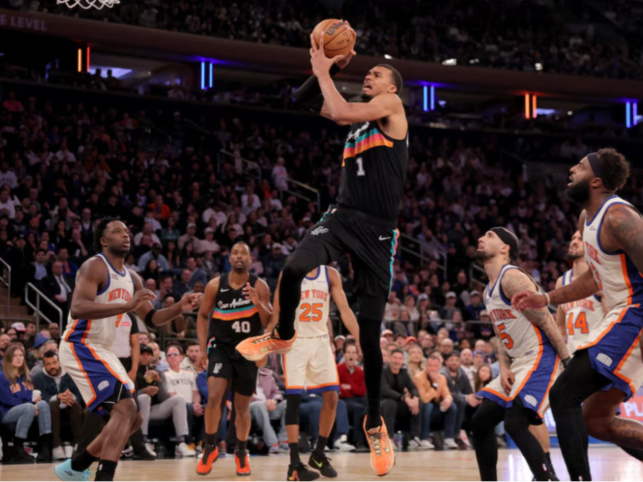 "New York Knicks" баг "San Antonio Spurs"-ийн 11 дараалсан хожлын цувааг зогсоолоо 