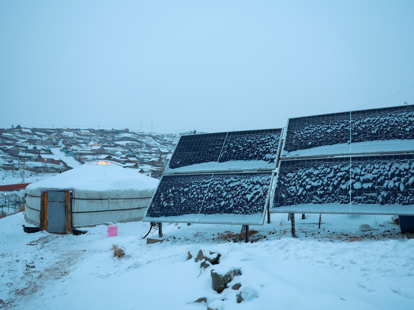 Сэргээгдэх эрчим хүчний үүсгүүрийг түгээх сүлжээнд холбох зөвшөөрлийг ажлын 11 хоногт гаргахаар тусгасан шинэ журам баталжээ