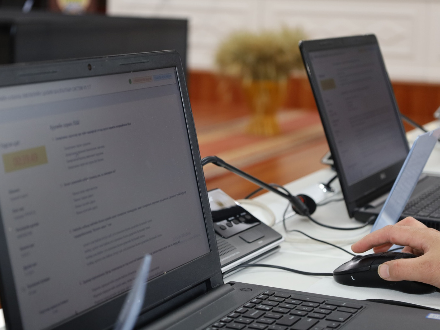 Төрийн албаны шалгалтын үеэр гар утаснаасаа хуулсан дөрвөн иргэний шалгалтыг зогсоожээ