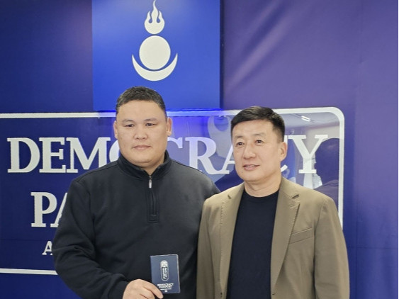 "Бурханы хүү" нэрээр олонд танигдсан иргэн Б.Баярбаатар “Ардчиллын гэрэгэ”-г гардан авчээ