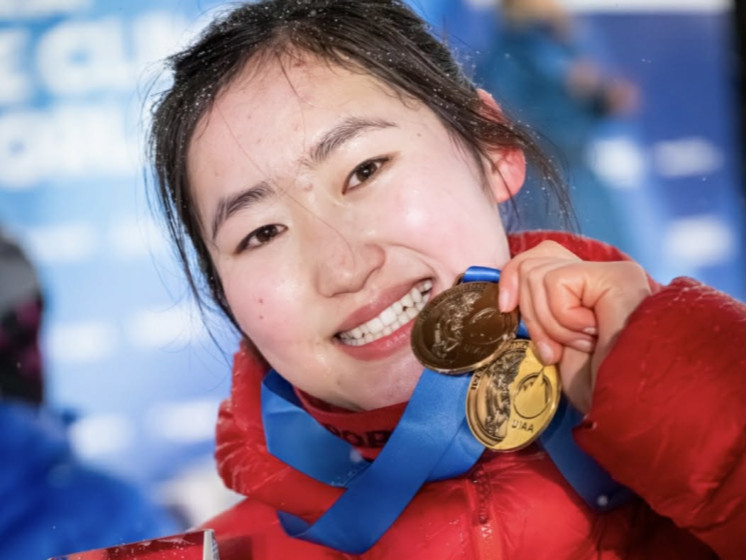 ОУХМ Н.Сэлэнгэ мөсөн авиралтын "Дэлхийн цом"-ын хошой аварга боллоо