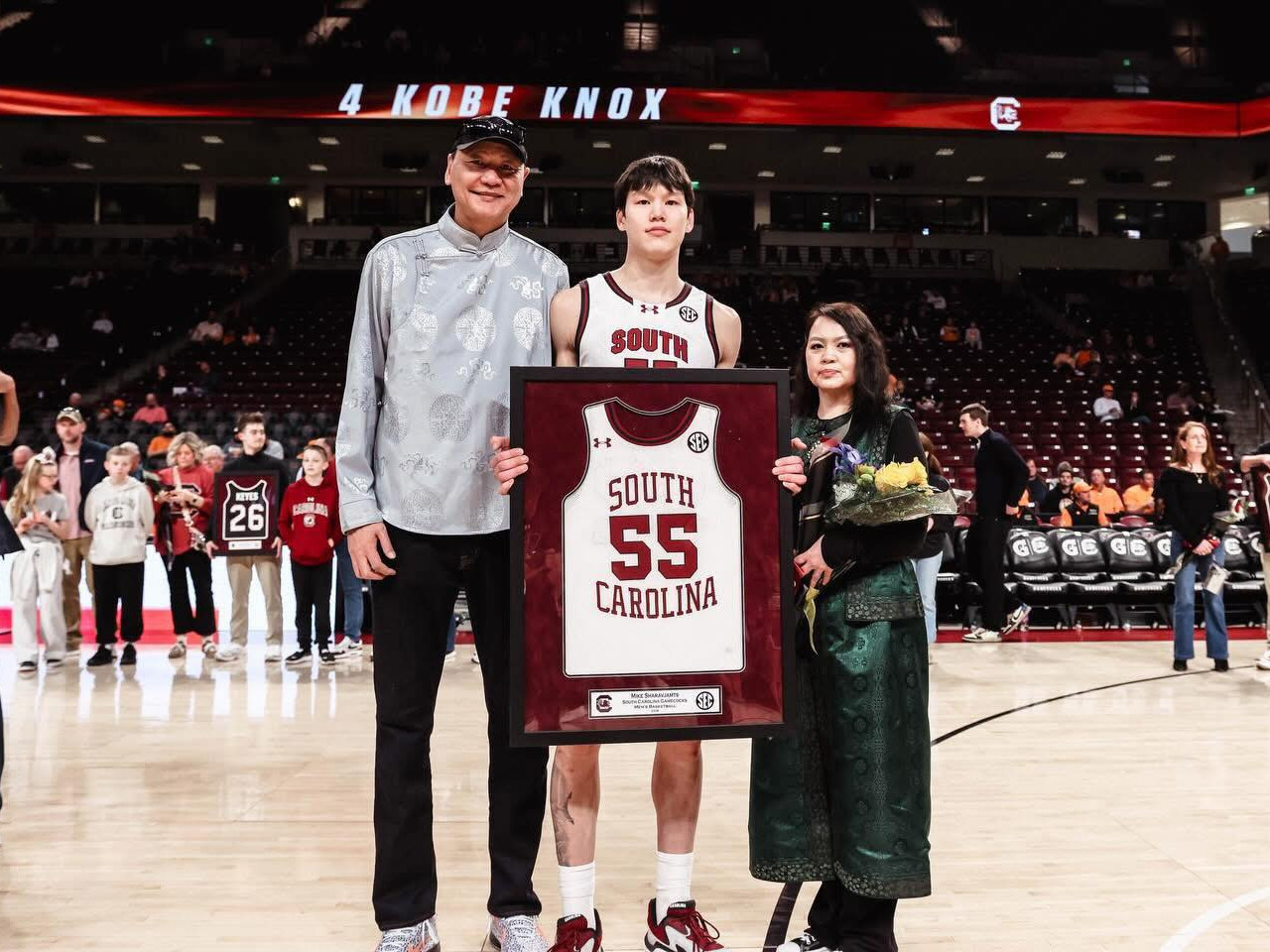 "South Carolina" их сургуулийнхаа талбайд сүүлийн тоглолтоо хийж буй Ш.Энхийн-Одод хүндэтгэл үзүүлжээ