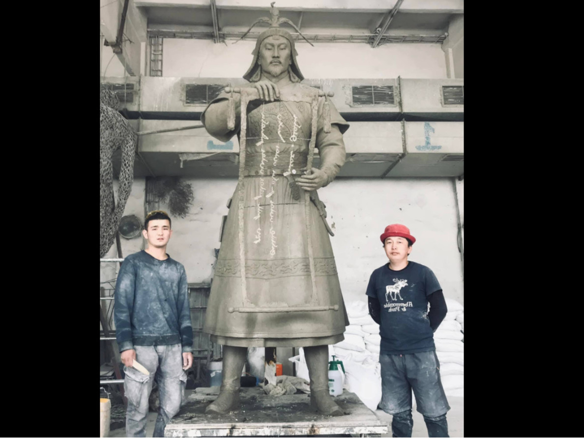 Ж.Мөнхбат агсны хөшөөг бүтээсэн уран барималч Ж.Түмэнчулуун Чингис хааны хөшөөг урлажээ