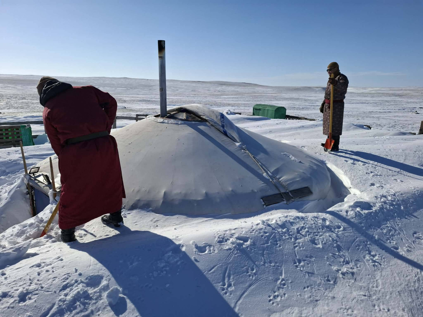 ФОТО: Дорнод аймгийн зарим сумдад хаваржилт хүндэрсэнтэй холбоотойгоор цэргийн алба хаагчид малчдад тусалж байна