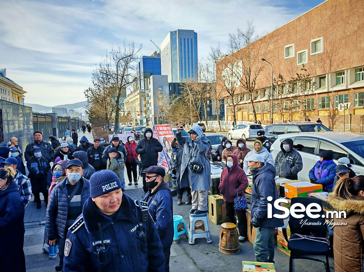 ФОТО: Хаврын чуулган нээхтэй зэрэгцэн ахмадууд Төрийн ордны гадаа жагсаал зохион байгуулж байна