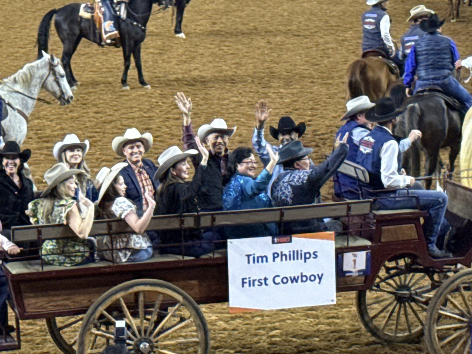 Ерөнхийлөгч асан Ц.Элбэгдорж Техасын адуучдын их наадамд уригдаж, морин тэрэгтэй цэнгэлдэхийг тойрчээ 