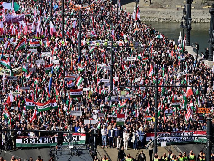 Унгарын сонгуулийг угтаж эрх баригчид болон сөрөг хүчин томоохон жагсаал зохион байгууллаа