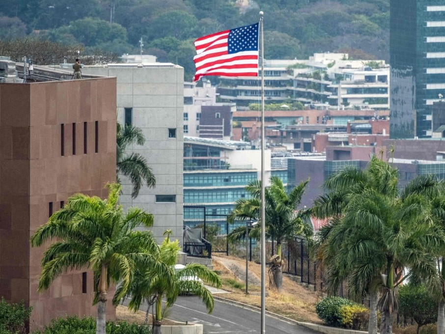 АНУ-ын далбаа Венесуэл дэх Элчин сайдын яаманд 7 жилийн дараа дахин мандлаа