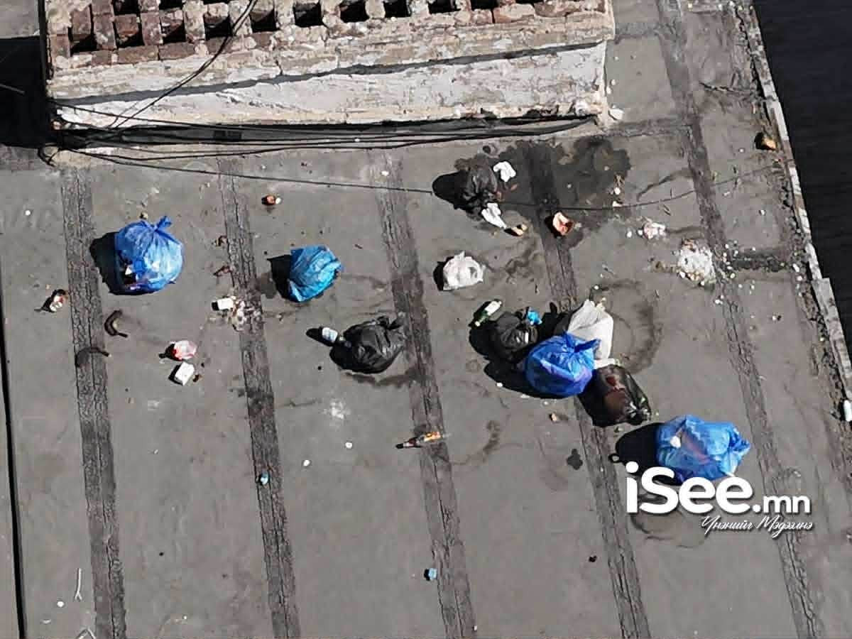 ВИДЕО: Чингэлтэй дүүргийн III хорооны оршин суугчид орон сууцны дээвэр дээрээ хогоо гаргаж хаяжээ