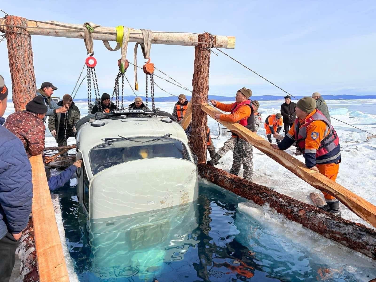 ФОТО: Хөвсгөл нуурт живсэн автомашинуудыг татан гаргажээ