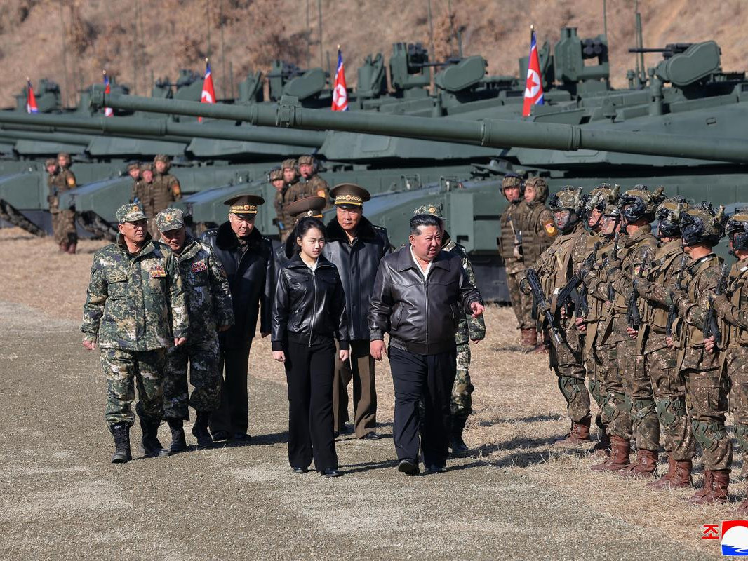 Ким Жон Ун охинтойгоо хамт танк хөлөглөж, цэргийн сургуулилтад оролцжээ