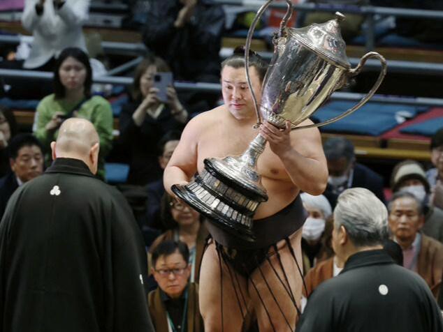 Японы мэргэжлийн сүмогийн Харү башёд Киришима Б.Лхагвасүрэн түрүүлж, эзэн хааны цомыг гурав дахь удаагаа хүртлээ