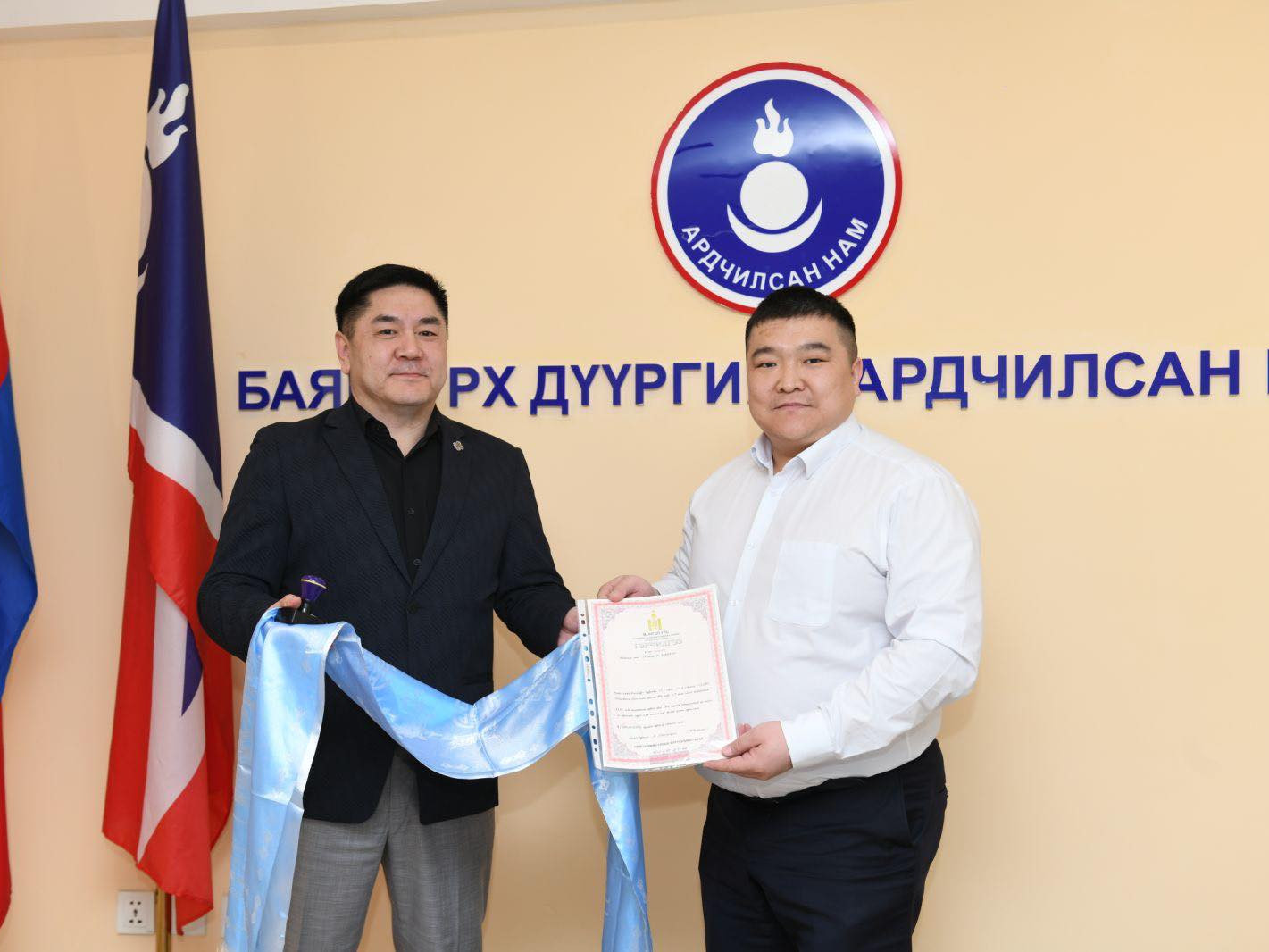 Сонгуулийн маргаантай БЗД-ээс сонгогдсон УИХ-ын гишүүн А.Ганбаатар Ардчилсан намын даргын ажлаа хүлээн авчээ