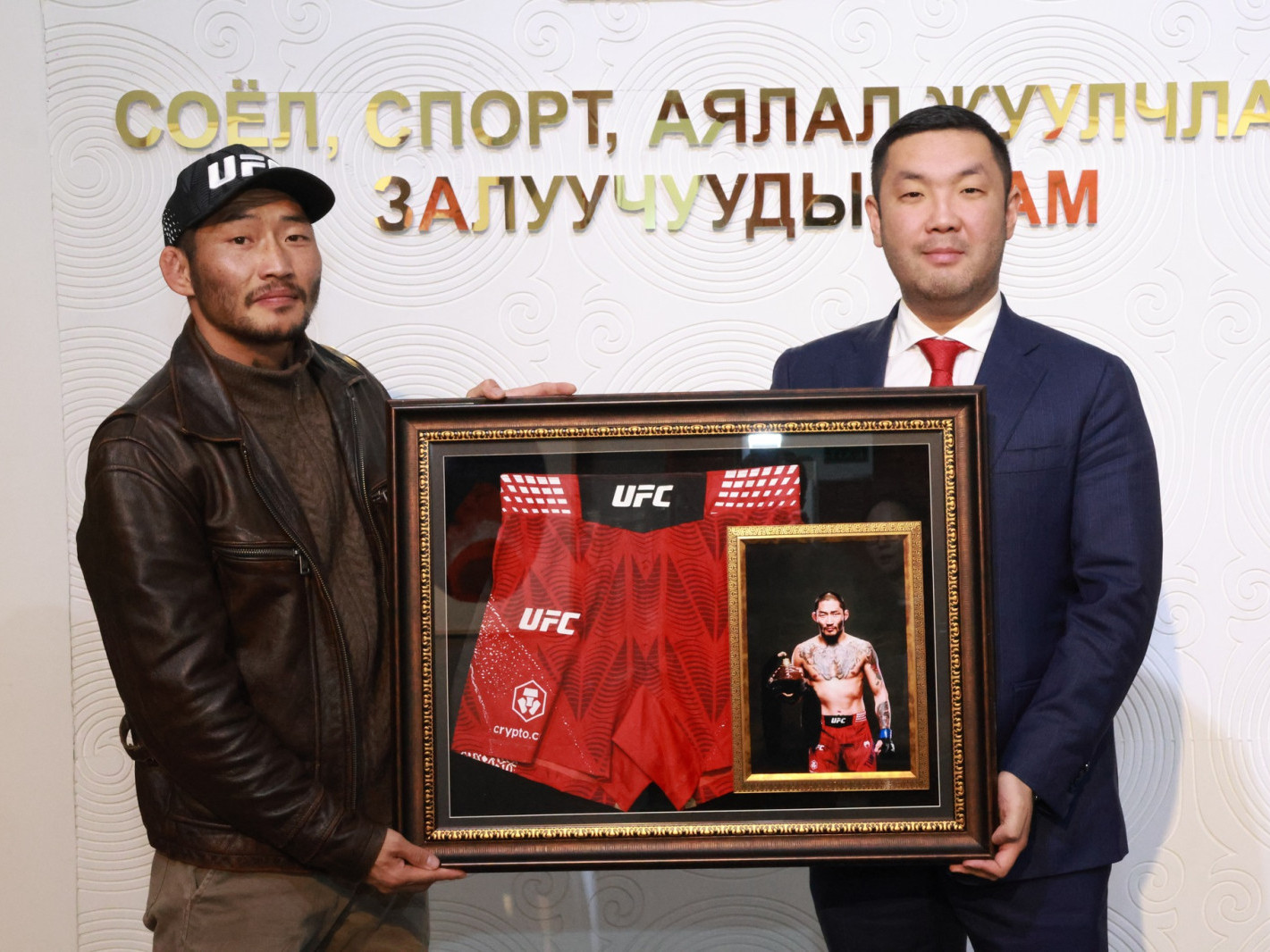 ВИДЕО: Мэргэжлийн холимог тулаанч Т.Нямжаргалыг ССАЖЗЯ-ны дэд сайд Г.Дашням хүлээн авч уулзлаа 