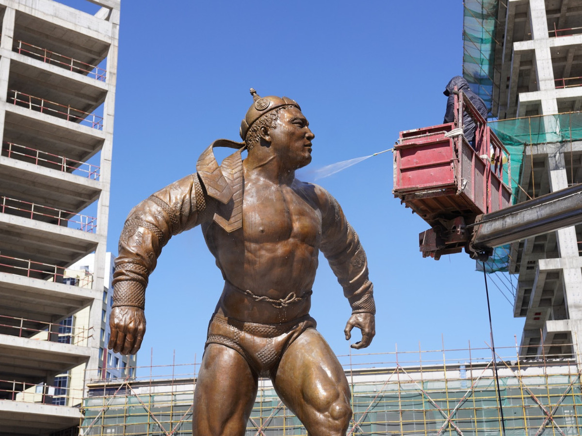 ФОТО: Төв цэнгэлдэх хүрээлэнд буй Дархан аварга Ж.Мөнхбат агсны хөшөөг угааж цэвэрлэжээ 