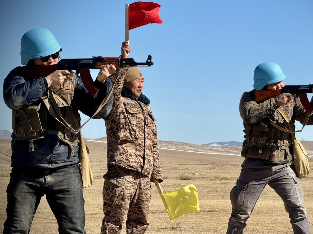 Оюутан цэргүүдийг давтан сургалтад хамруулж байна 