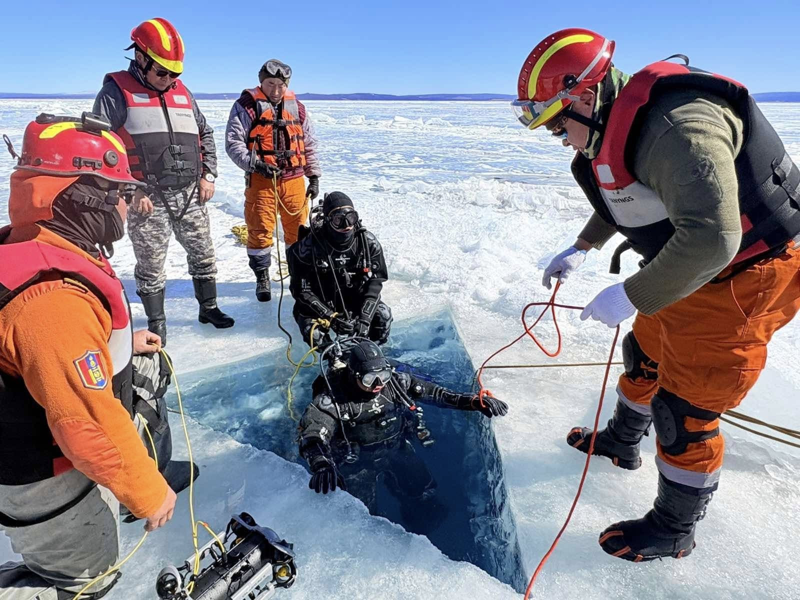 Хөвсгөл нуурт живсэн зил 131 загварын автомашиныг татан гаргажээ