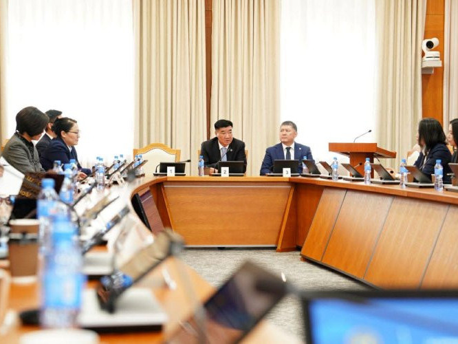 ХҮН намын зөвлөлд С.Бямбацогт мэдээлэл өгч байна