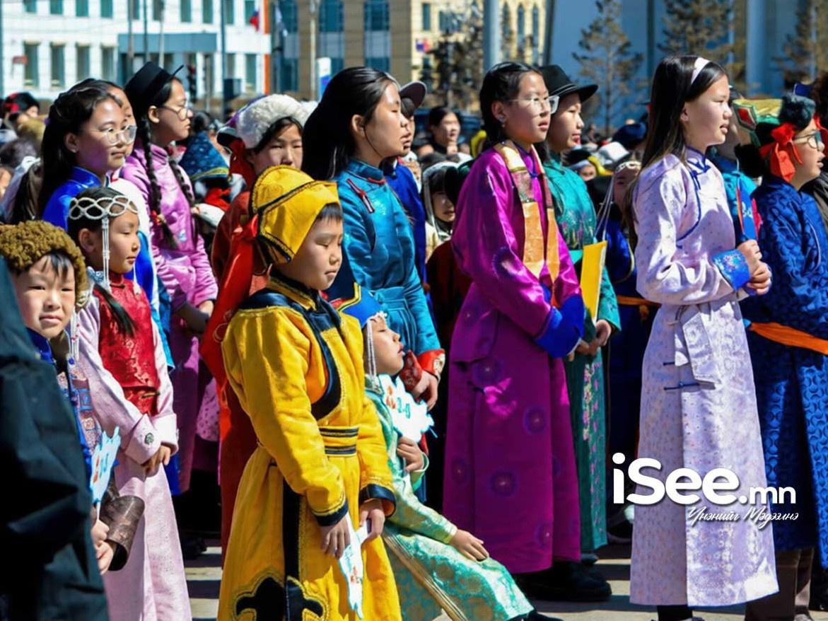 Төв талбайд 3333 сурагч “Тусгаар тогтнол” шүлгийг уншиж байна